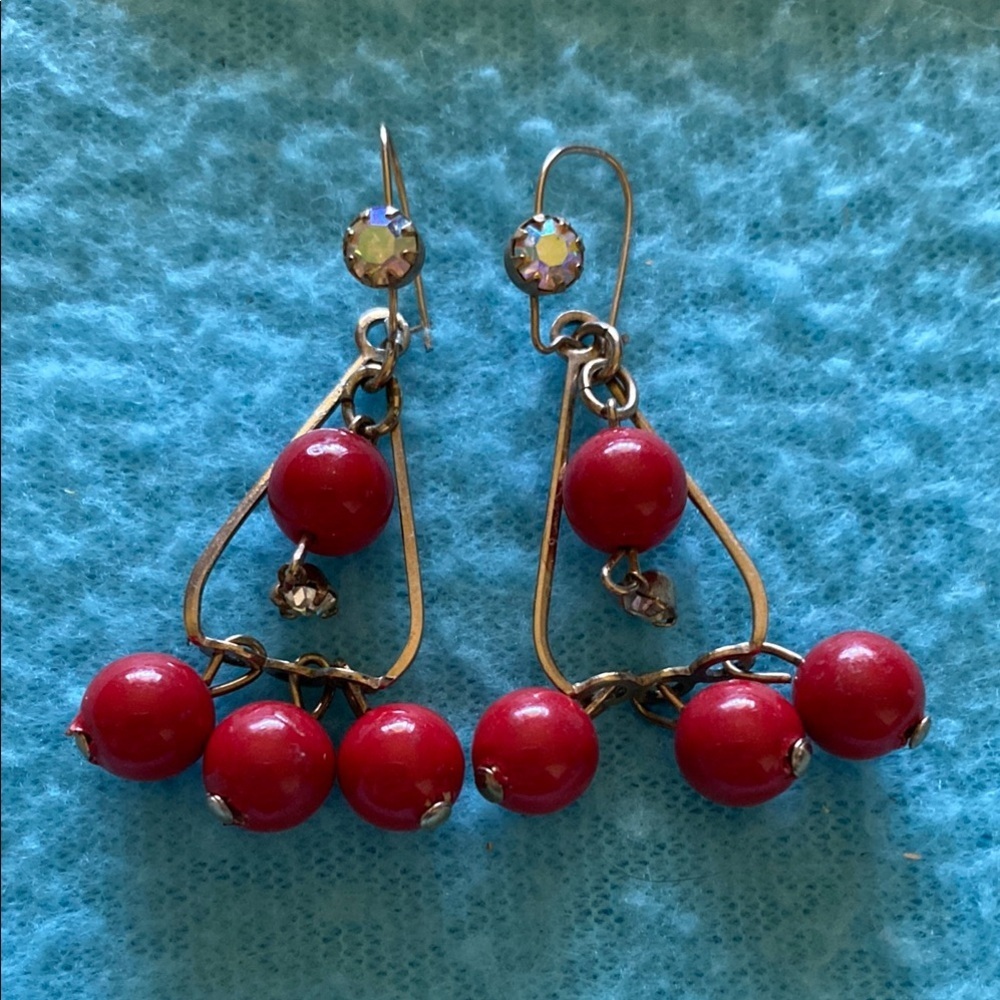 VINTAGE 1960’s red beads rhinestones gold tone pierced dangling earrings retro